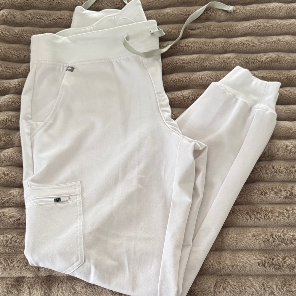 Figs Women's White Jogger Scrub Pants